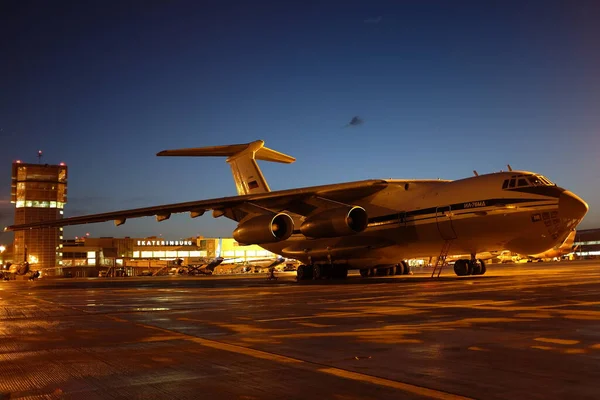 IL-76 askeri nakliye uçağı havaalanından kalkışa hazırlanıyor.