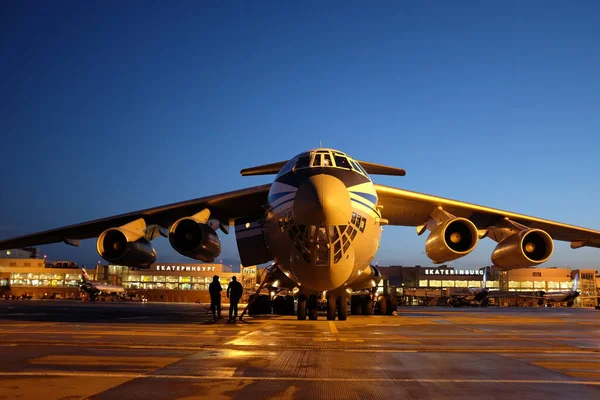 IL-76 askeri nakliye uçağı havaalanından kalkışa hazırlanıyor.