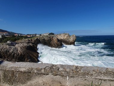 Castro Urdials, İspanya - 11 Ekim 2019: Castro Urdiales Limanı. Biscay Körfezi 'nde yer alan kasaba