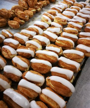 Fransız tatlı eklerini dolgu ve jölelerle kapatın. Arkaplan