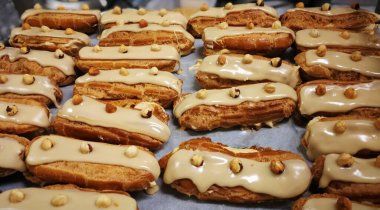 Fransız tatlı eklerini dolgu, jöle ve fındıkla kapat. Arkaplan