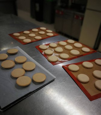 Tepside makarna kabuğu, Fransız usulü badem kurabiyesi. Kırsal arkaplan