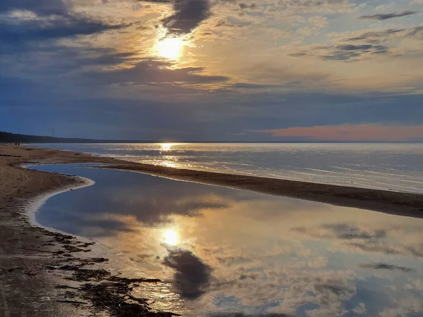 Прекрасный вечерний вид на море. Балтийское море, песок, небо. Латвия, Рагациемс. Европа . — стоковое фото