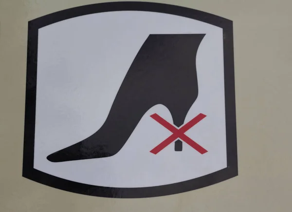 Verbotsschilder - Es ist verboten, mit Stöckelschuhen zu laufen — Stockfoto