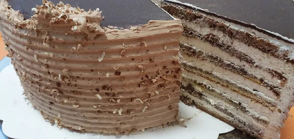 Gâteau tranché. Gâteau au chocolat et crème. Pâtisserie — Photo