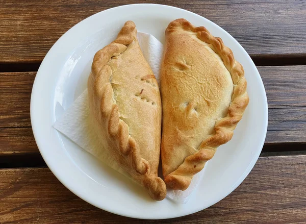 Kibinai comida tradicional karaita em Trakai Lituânia Europa. Fundo rústico escuro de madeira. Alimentos — Fotografia de Stock