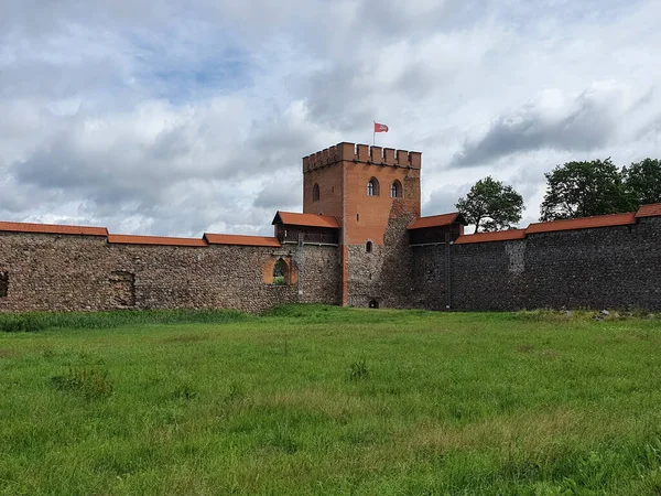 Medininkai, Lituânia, 30 de junho de 2020. Castelo Medieval Medininkai no distrito de Vilnius , — Fotografia de Stock