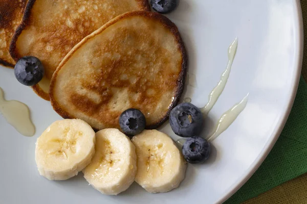 Tabaktaki gözlemeler muz, bal ve yabanmersini, yiyecek ve içecek konseptiyle süslenmiştir.