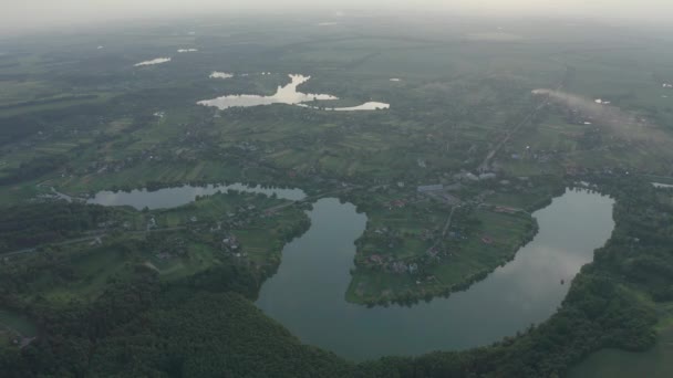 Vista superior de un lago con un puente. colorido atardecer y paisaje de los lagos — Vídeo de stock