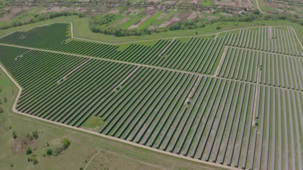 Painel solar produz verde, energia amiga do ambiente a partir do pôr do sol — Vídeo de Stock