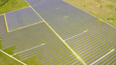 Güneş paneli batan güneşten yeşil, çevre dostu enerji üretir