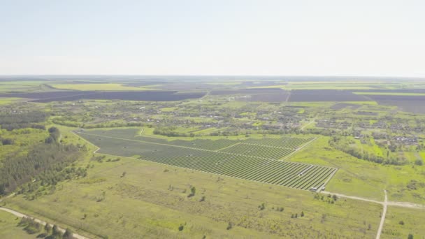 Zonnepaneel produceert groene, milieuvriendelijke energie uit de ondergaande zon — Stockvideo