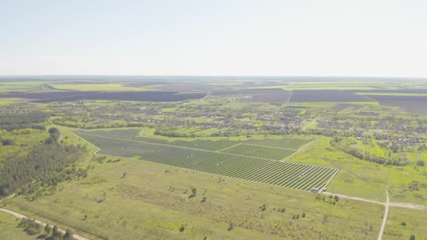 Painel solar produz verde, energia amiga do ambiente a partir do pôr do sol — Vídeo de Stock