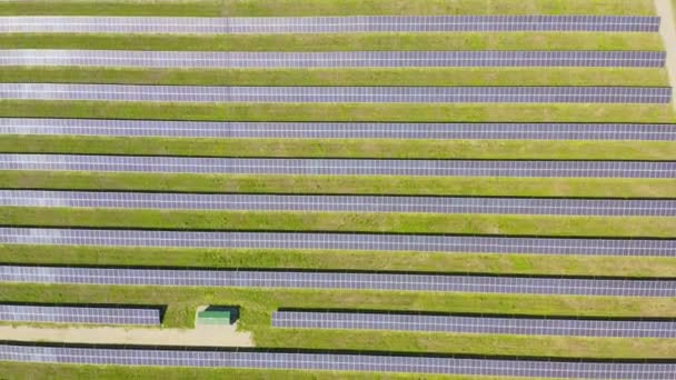 El panel solar produce energía verde y respetuosa con el medio ambiente del sol poniente — Vídeo de stock