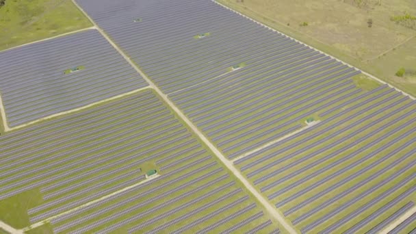 Panel słoneczny wytwarza zieloną, przyjazną dla środowiska energię z zachodzącego słońca — Wideo stockowe