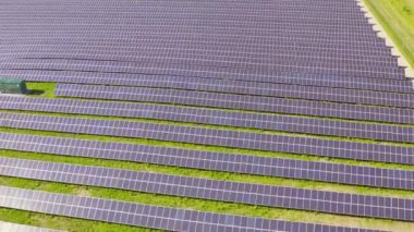 Güneş paneli batan güneşten yeşil, çevre dostu enerji üretir