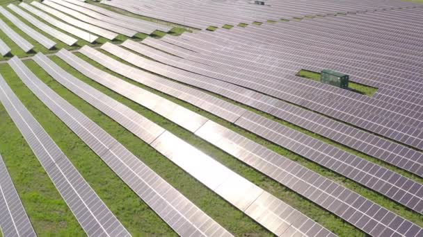 Солнечная панель производит зеленую, экологически чистую энергию от заходящего солнца — стоковое видео