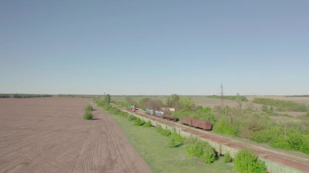 Ferrovia no campo. estacionamento de vagões de mercadorias vazios . — Vídeo de Stock