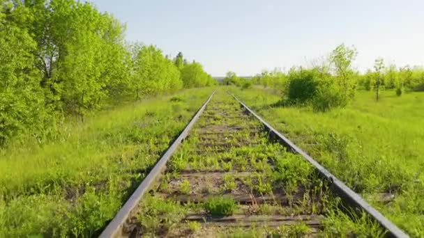 기차 여행의 관점. 그리고 최고 샷으로 이륙. — 비디오