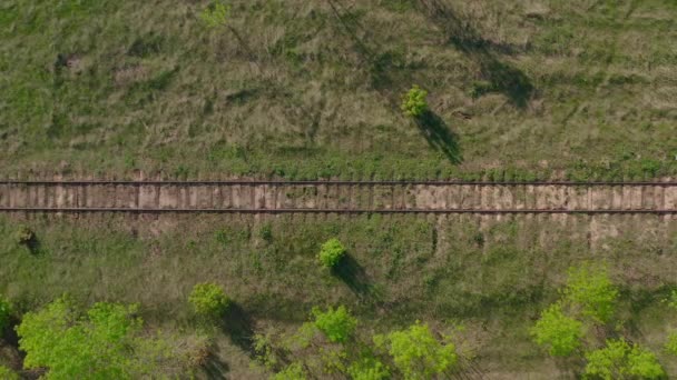 Volando por encima de las antiguas imágenes de drones 4K del ferrocarril. plano superior . — Vídeo de stock