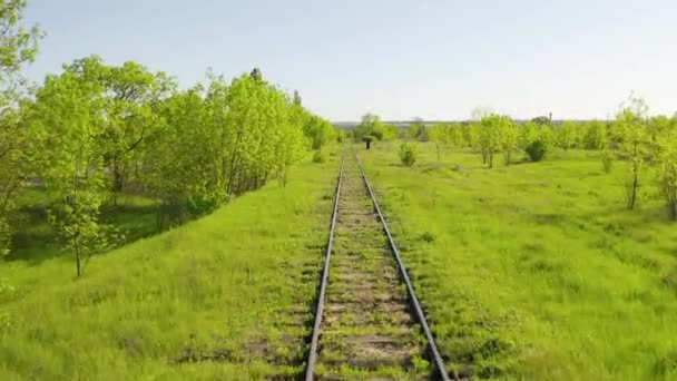 Železnice a vzlet do rámu na vrcholu terikonu haldy křemičitanu. — Stock video