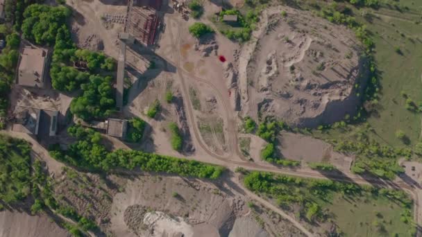 vue de dessus de la carrière de granit, des pieux de sable et de la carrière d'équipement de concassage  