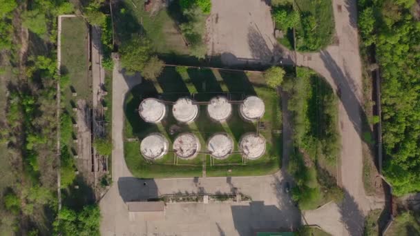 Top shot Gros silos convoyeurs à bande et équipement minier dans une carrière — Video