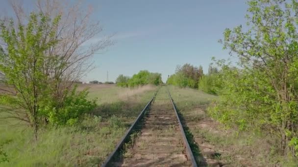 Treinreis. gezichtspunt. Vliegen boven de oude spoorweg. 4K drone beelden. — Stockvideo