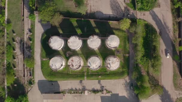 Top shot Transportadores de correia de silos grandes e equipamentos de mineração em uma pedreira — Vídeo de Stock