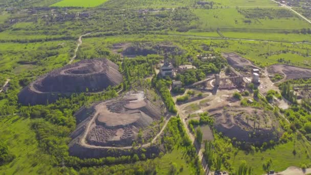 Pohled shora na žulový lom, hromady písku a drtící zařízení lomu — Stock video