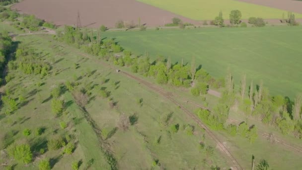 Volando por encima de las antiguas imágenes de drones 4K del ferrocarril. movimiento suave del dron . — Vídeo de stock
