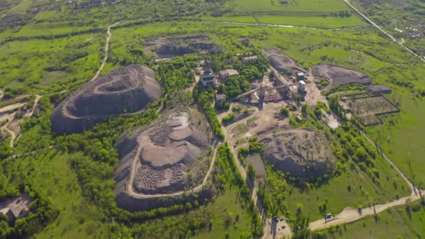 Top view dari tambang granit, tumpukan pasir dan peralatan menghancurkan tambang — Stok Video