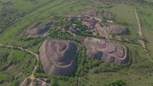 Blick von oben auf Granitbruch, Sandhaufen und Brechgeräte-Steinbruch — Stockvideo