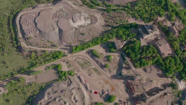 Vista superior da pedreira de granito, pilhas de areia e pedreira de equipamentos de britagem — Vídeo de Stock