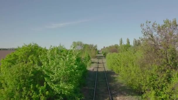 Viagem de comboio. ponto de vista. Voando acima da antiga ferrovia. Imagens de drones 4K . — Vídeo de Stock