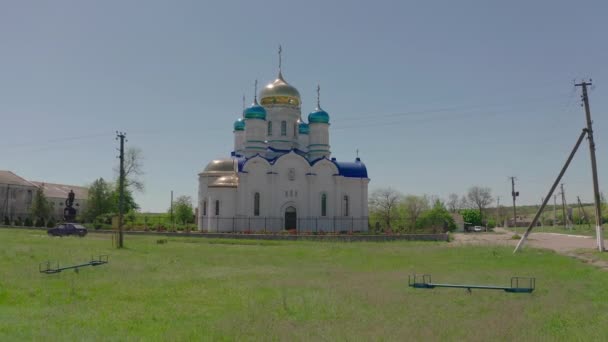 Iglesia cristiana en la aldea ucraniana - Vista aérea — Vídeos de Stock