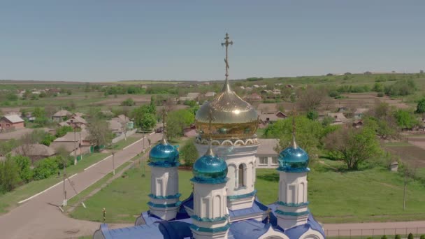Iglesia cristiana en la aldea ucraniana - Vista aérea — Vídeos de Stock