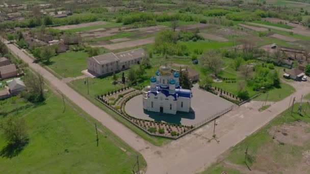 Église chrétienne dans le village ukrainien - Vue Aérienne — Video