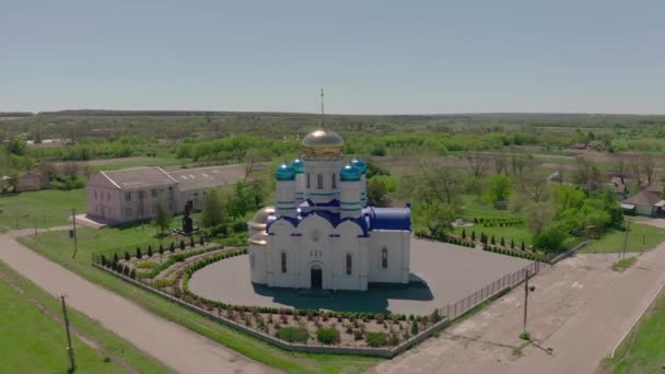 Христианская церковь в украинском селе - Взгляд с воздуха — стоковое видео