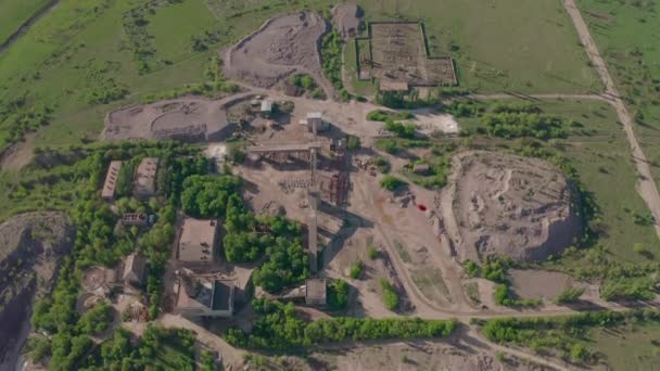 Blick von oben auf Granitbruch, Sandhaufen und Brechgeräte-Steinbruch — Stockvideo