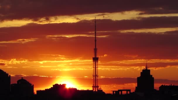 Torre de TV na silhueta do pôr do sol, belo céu de fogo laranja — Vídeo de Stock