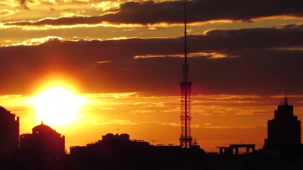Televizní věž na siluetě západu slunce, krásná oranžová ohnivá obloha — Stock video