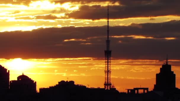 Torre de TV na silhueta do pôr do sol, belo céu de fogo laranja — Vídeo de Stock