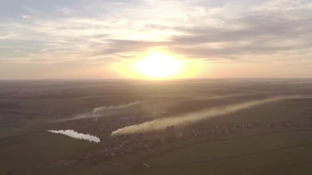 Quemando hierba en el campo. el inicio del fuego. al atardecer un campo de humo — Vídeo de stock