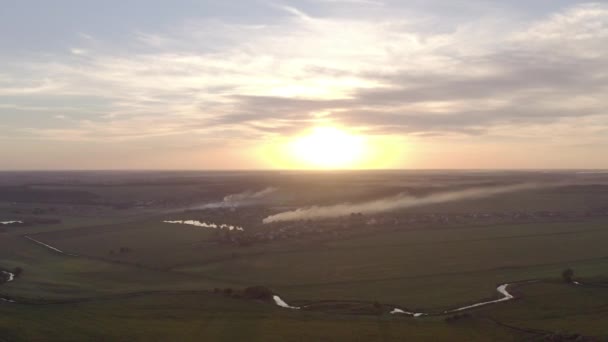 Quemando hierba en el campo. el inicio del fuego. al atardecer un campo de humo — Vídeo de stock