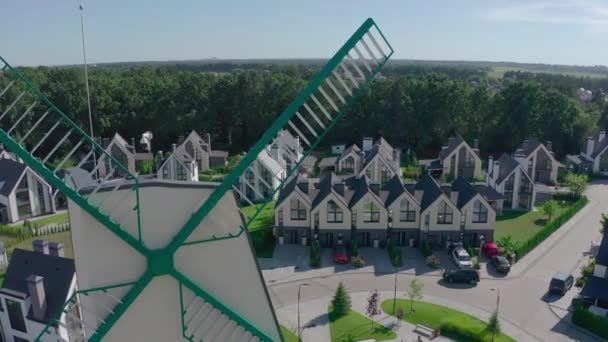Hüttenstadt in den Vororten, umgeben von Eichenwald, große dekorative Windmühle — Stockvideo