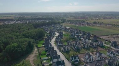 Banliyöde meşe ormanlarıyla çevrili küçük bir kasaba.