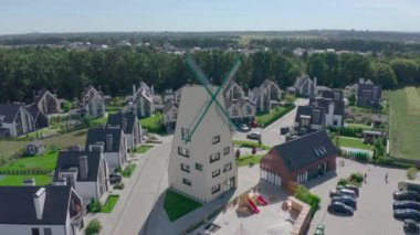 Kenar mahallelerdeki kır evi, meşe ormanlarıyla çevrili, büyük dekoratif yel değirmeni.