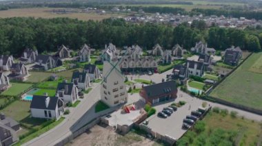 Banliyöde meşe ormanlarıyla çevrili küçük bir kasaba.