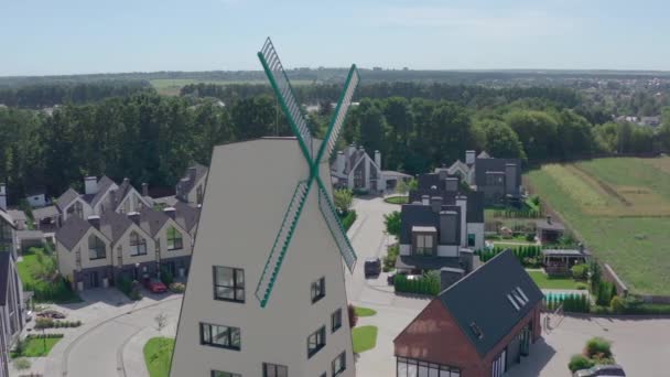 Petite ville en banlieue entourée par la forêt de chênes, grand moulin à vent décoratif — Video